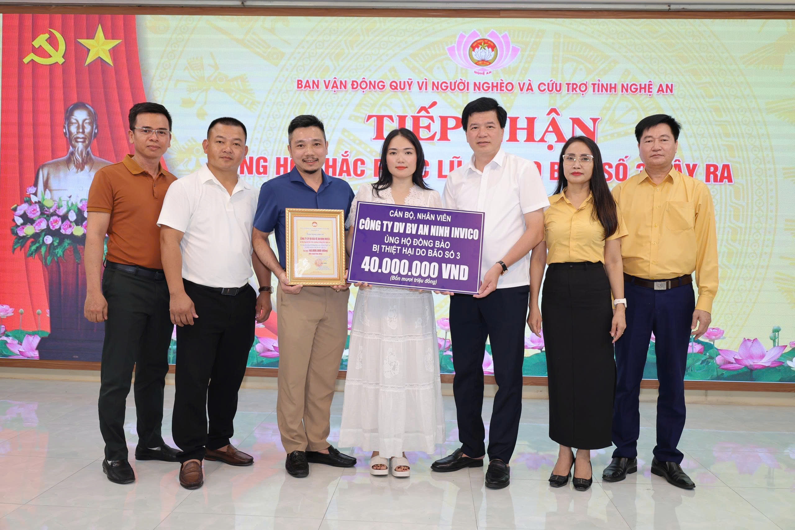 Đ/c Dương Thị Ka thay mặt cán bộ nhân viên công ty INVICO trao số tiền ủng hộ